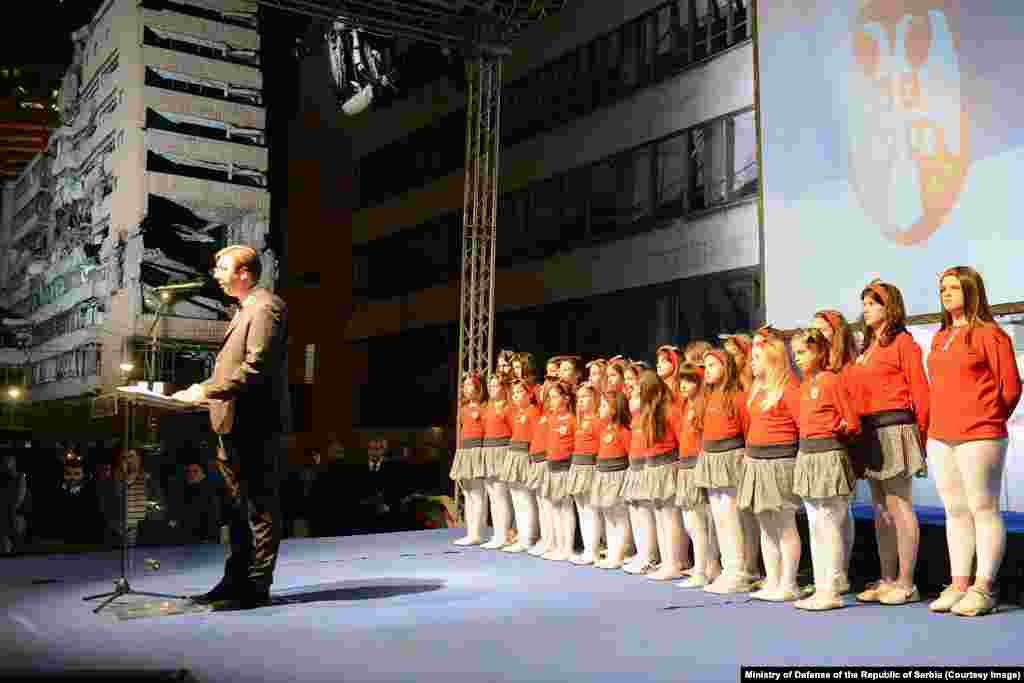 Александр Вучич, который в то время был премьер-министром, выступает на памятном мероприятии, посвященном бомбардировке бывшей Югославии альянсом НАТО, перед разбомбленным Генеральным штабом в апреле 2015 года. Во время мероприятия Вучич, который сейчас является президентом Сербии, сказал людям: «Успешная, хорошо организованная и достойная страна – это наша победа. Каждое здание, которое мы возводим, каждая дорога, которую мы строим, каждый завод, который мы строим – это наша победа»