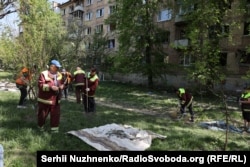 Біля зруйнованого будинку в Святошинському районі вдень, Київ, 24 квітня 2025 року