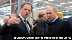 Путін призначив головою російської делегації Мединського. На фото Путін (праворуч) слухає на той момент міністра культури Мединського під час перегляду проєкту пам’ятника Михайлу Калашникову в Іжевську, Росія, 20 вересня 2016 року