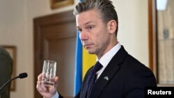 «Ці виплати зроблять збройні сили та оборонну промисловість України сильнішими в їхньому захисті від Росії», заявив міністр оборони країни Пол Йонсон