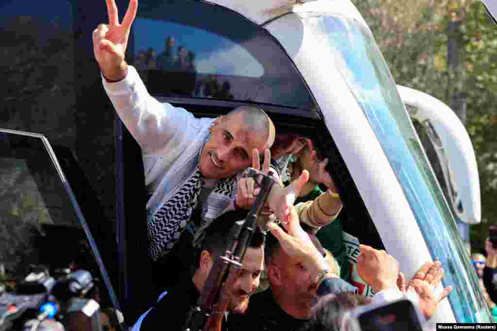 Часткай пагадненьня аб спыненьні агню і вызваленьні закладнікаў зьяўляецца вызваленьне амаль 2000 палестынскіх затрыманых і асуджаных зьняволеных з турмаў. Вызвалены палестынскі зьняволены ў аўтобусе ў Рамале, на акупаваным Ізраілем Заходнім беразе ракі Ярдан, пасьля вызваленьня з ізраільскай турмы.