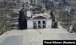 Драмтеатр в Маріуполі після бомбового удару армії Росії, що був здійснений 16 березня 2022 року, в укритті якого перебували сотні цивільних, зокрема діти. Маріуполь, 10 квітня 2022 року