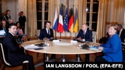 Париж, 9 грудня 2019 року. Під час «нормандського саміту». Зліва направо: президент України Володимир Зеленський, президент Франції Еманюель Макрон, президент Росії Володимир Путін та канцлер Німеччини Ангела Меркель