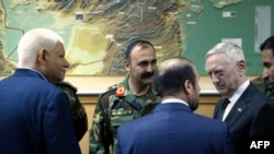 Мэттис ооганстандык кесиптештери менен. Кабул, 24-апрель, 2017-жыл