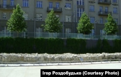 Розкопаний мур так званого «Білого міста» Москви на Хохловській площі