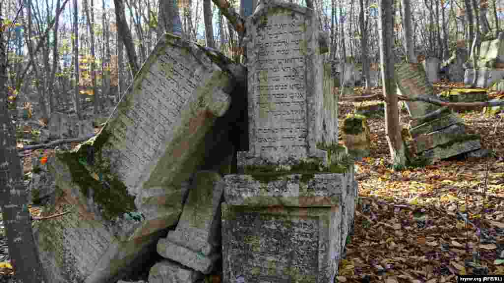 Другая святыня караимов &ndash; родовое кладбище Балта Тиймез, которое находится в дубовой роще. Название кладбища переводится с тюркского как &laquo;топор не тронет&raquo;. Это связано с особым отношением караимов к дубу &ndash; это дерево для них священно, и рубить его запрещено. Здесь сохранилось с десяток древних дубов