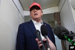 Президент Дональд Трамп спілкується з журналістами на борту літака Air Force One. США, 4 липня 2025 року