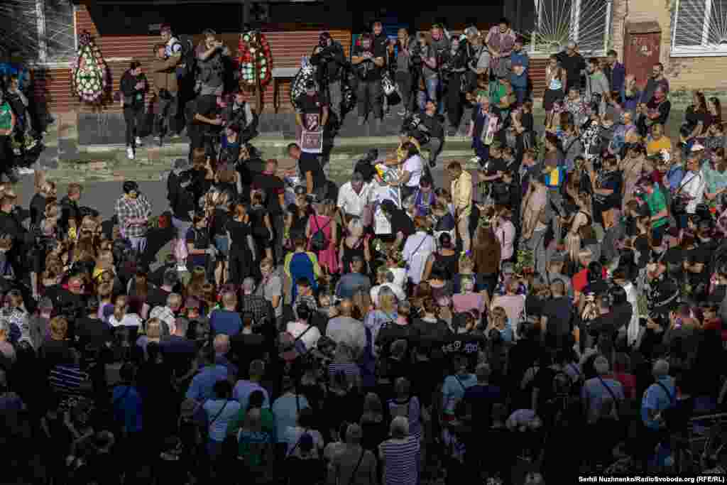 На церемонію прощання прийшли мешканці зруйнованих будинків, рідні, друзі та колишні однокласники Надії. Київ, 31 серпня 2025 року