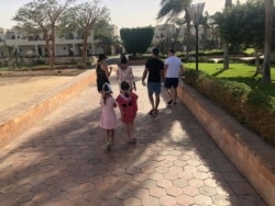 Українські туристи, які чекають на евакуацію з єгипетського міста Шарм-ель-Шейх