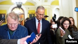 Лидер республиканцев в Сенате Джон Тун (в центре)