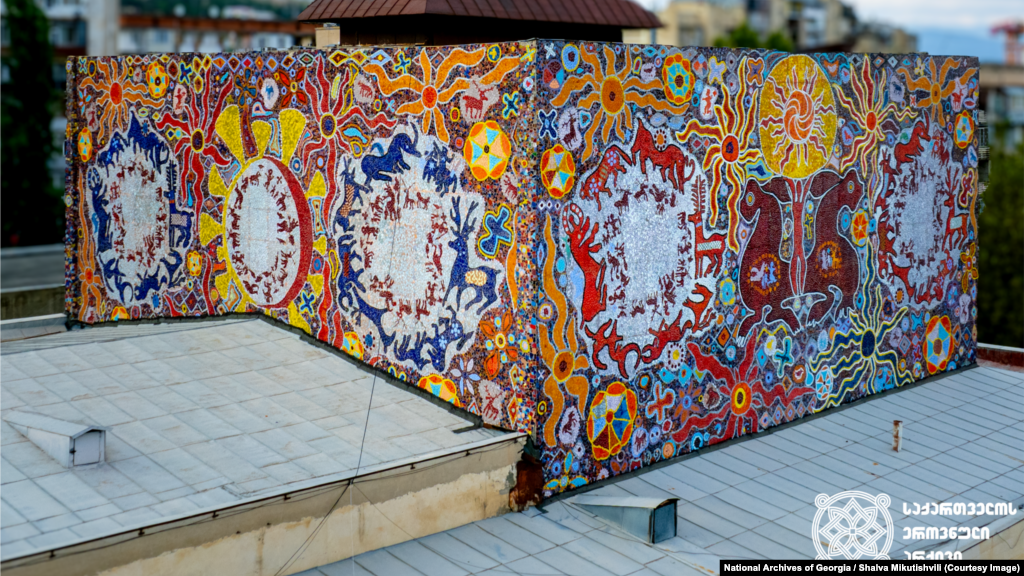 Мозаика на фасаде Дома профсоюзов в Тбилиси (1968-1969).