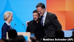 Очільниця Єврокомісії Урсула фон дер Ляєн, генеральний секретар НАТО Марк Рютте і президент України Володимир Зеленський. Саміт НАТО в Гаазі. 25 червня 2025 року