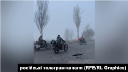 Російські військові під прикриттям туману заходять до Покровська, Донецька область. Зображення – скріншот із відео, що поширили російські телеграм-канали 10 листопада 2025 року