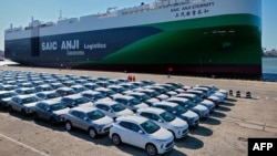 İxrac üçün avtomobillər Çində yüklənməni gözləyir.