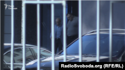 Анатолій Шкрібляк (л) та Сергій Міщенко (п) виходять із одного зі столичних бізнес-центрів