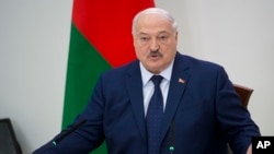 Зазначається, що Лукашенко «задовольнив прохання про помилування напередодні Дня незалежності». Імен звільнених не наводять