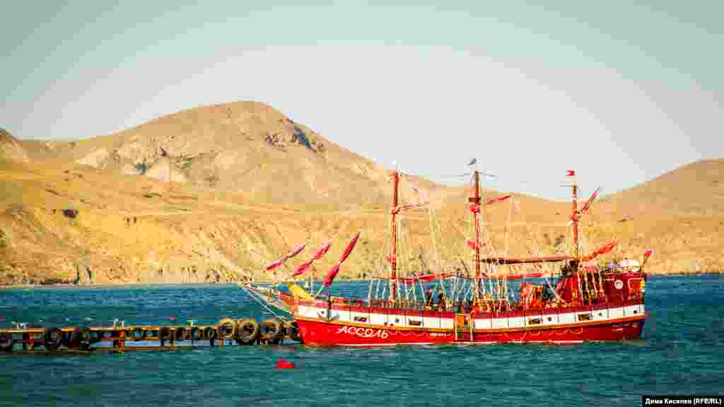 Художній фільм &laquo;Червоні вітрила&raquo; 1961 року (за повістю Олександра Гріна) знімали в Коктебелі. Кораблик названий ім'ям головної героїні &ndash; Ассоль