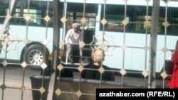 Пассажир с ограниченными физическими возможности выходит из городского автобуса, Ашхабад, ноябрь, 2020 