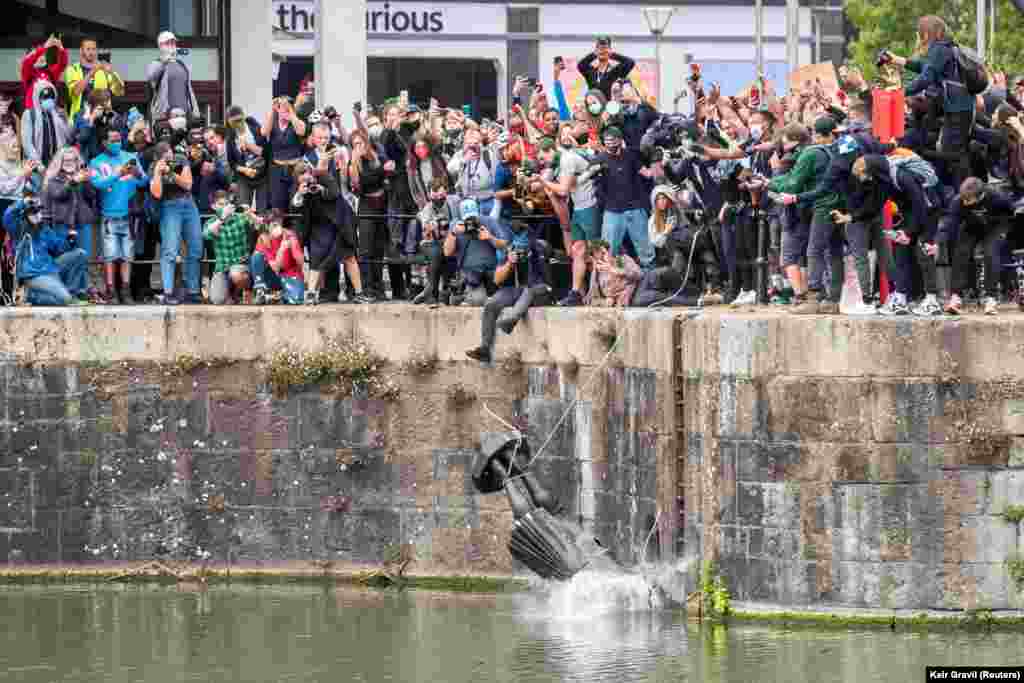 Статуата на трговецот со робови од 17 век Едвард Колстон во Бристол, Британија фрлена во вода откако демонстрантите ја срушија за време на протестот против расната нееднаквост по смртта во полицискиот притвор во Минеаполис на Џорџ Флојд.