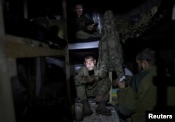 Українські військові відпочивають в укритті поблизу Покровська