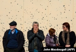 Люди в ожидании пересечения линии разграничения в Донбасса