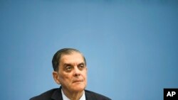 Romani Rose, președintele Consiliului Central al Romilor și Sinti din Germania. Consiliul a obținut în 1995 recunoașterea romilor și sinti ca minoritate etnică în Germania și participă activ la proiecte pentru comunitățile de romi și sinti din Slovacia, Ungaria și România.