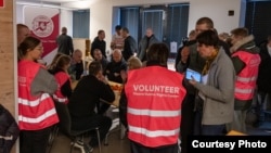 Валянтэры з вызваленымі палітычнымі зьняволенымі ў Вільні. 18 сьнежня 2025 году 