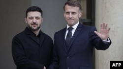 При цьому в офісі Макрона наголосили, що будь-яке обговорення відбуватиметься з «повною прозорістю» для президента України Володимира Зеленського і європейських союзників