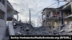 Наслідки російських авіаударів по двох школах у Словʼянську, 25 листопада 2025 року