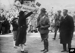 Делегация судетских немцев поздравляет Адольфа Гитлера в Вене, 15 марта 1938 года