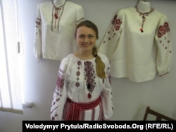 На выставке вышивок Веры Роик и ее учениц, апрель 2011 года