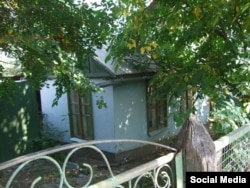 Єврейські діти переховувалися в цьому будиночку на сільському християнському цвинтарі в Балті. Фото з сімейного архіву Павла Козленка