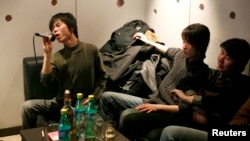 Кытайдагы караокелерде эми каалагандай ырдоого болбойт. 