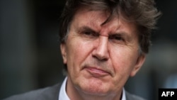 Ejup Ganić napušta sud poslije donošenja odluke, 27. jul 2010.