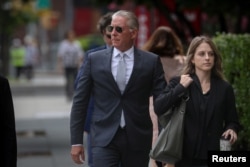 Чарльз Макгонігал, колишній співробітник ФБР, якого звинуватили у роботі на російського олігарха Олега Дерипаску, що перебуває під санкціями, прибуває до Федерального суду в Нью-Йорку, США, 15 серпня 2023 року.