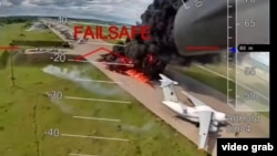 Скриншот из видео ударов СБУ по самолетам стратегической авиации России на аэродроме «Белая» в Иркутской области России