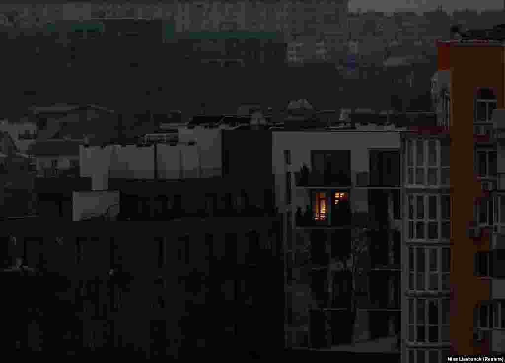 В Одессе снова вечер.На фото: окна жилых домов без света во время отключения электроэнергии после недавних российских атак, 14 декабря 2025 года.