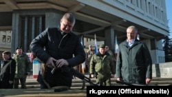 Депутат Госдумы России Михаил Шеремет с автоматом, 23 февраля 2020 года