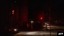 В Україні через пошкодження енергооб’єктів внаслідок російських обстрілів застосовуються графіки погодинних відключень і графіки обмеження потужності для промислових споживачів і бізнесу