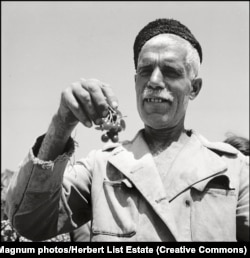 Лист снимал крымских татар в их повседневной жизни. Крым, 1943 год