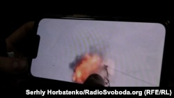 Момент ураження російського дрона на верхівці опори високовольтної мережі