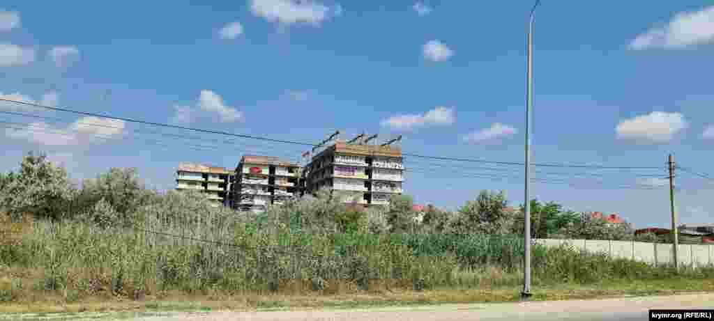 Навпроти пляжу стоять недобудовані та занедбані багатоповерхівки