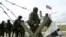 Російські військовослужбовці на території української військової частини в селі Перевальне під Сімферополем, 4 березня 2014 року