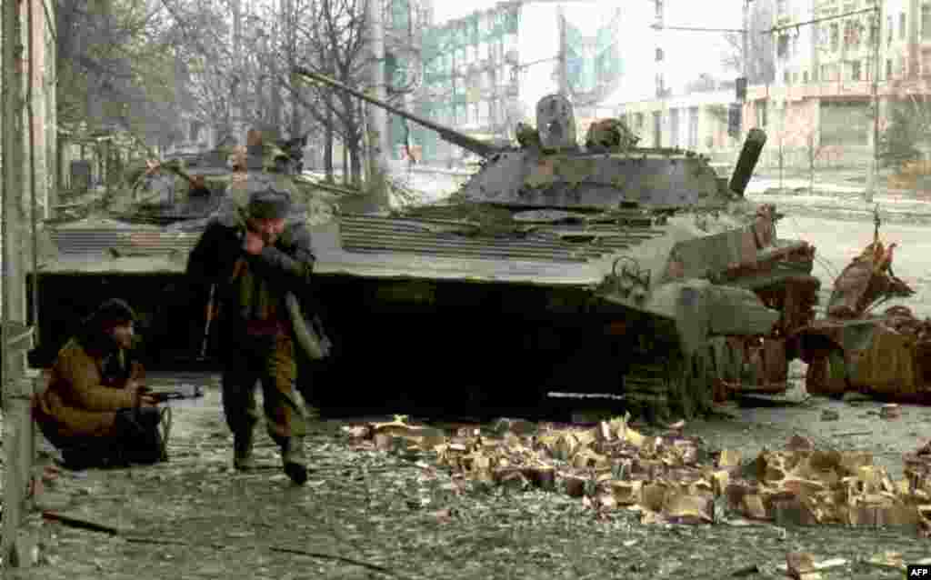 В первые дни войны лишь одна колонна русской техники потеряла 105 танков и бронетранспортеров из 120 На фото &ndash; чеченские бойцы возле разрушенных русских танков, 10 января 1995 года