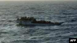 Лодка с нелегальными мигрантами, пытающимися попасть в Австралию из Индонезии. Фото Австралийской береговой охраны, 2020 год