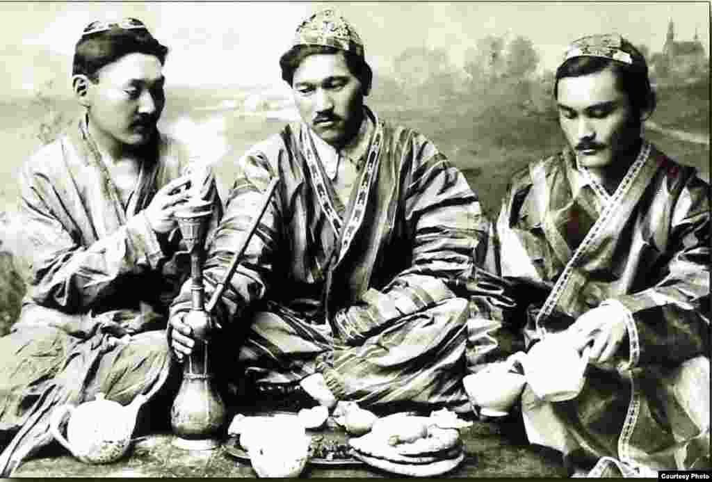 Представители казахской интеллигенции, в центре - один из основателей газеты "Қазақ" Миржакып Дулатов. Снимок сделан в одной из фотостудий Ташкента.