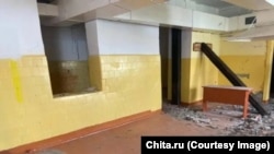 Внутри аварийной школы