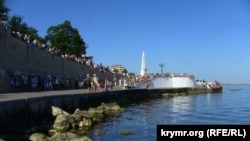 Люди на набережній Корнілова в Севастополі спостерігають за репетицією військового параду, архівне фото