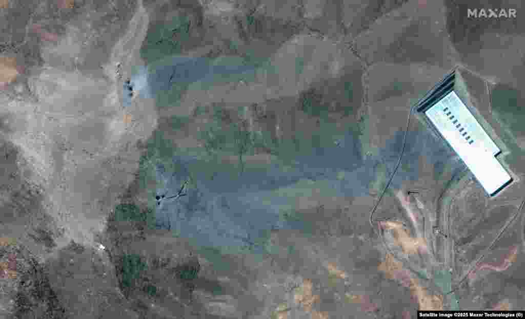 Zarbalardan soň düşürilen şekillerde Fordow toplumynyň gerşinde oýuklary we kül depelerini görmek bolýar.
