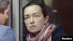 Jurnalista ruso-americană de la RFE/RL, Alsu Kurmasheva, care se află în arest preventiv după ce a fost acuzată de încălcarea legii rusești privind agenții străini, ascultă un avocat în timp ce participă la o audiere în instanță la Kazan, Rusia, 1 decembrie 2023.